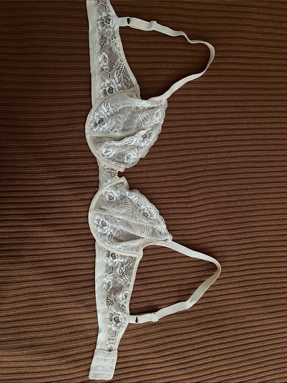 Simply Vera /Vera Wang Delicate Lace Underwire Bra in Off White Size 38C